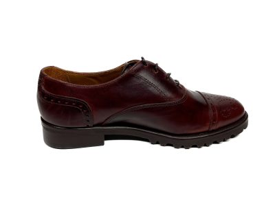 Zapato Oxford color burdeos